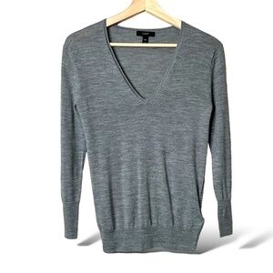 J. CREW 100% Merino Wool Extra Fine Knit Vee Neck Grey Pullover Sweater Sz XXS